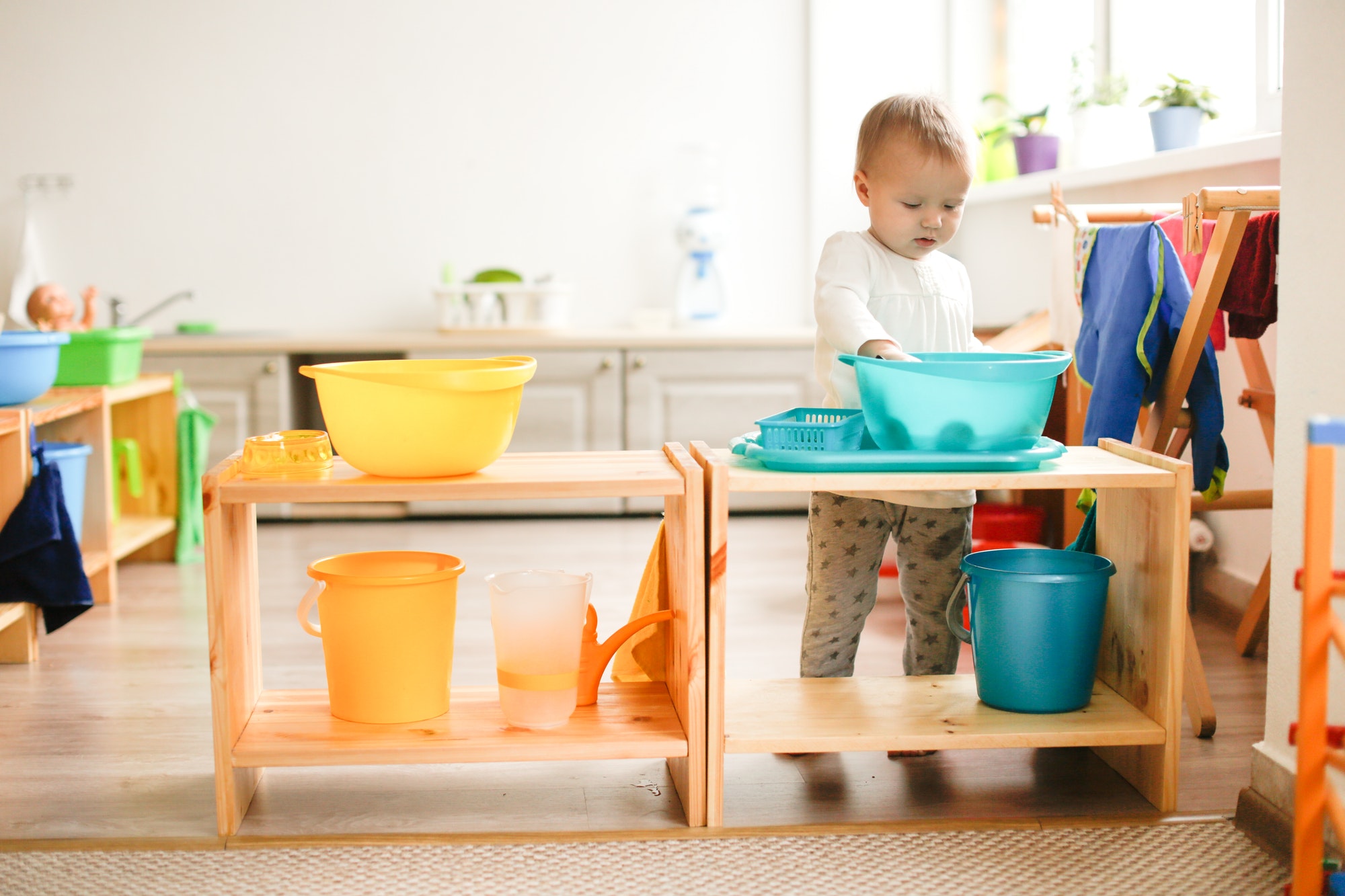 developing sensory activities with water and objects, montessori and earlier child development